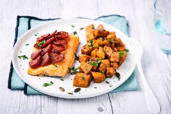 Pavé de truite en écailles de chorizo, dés de courges rôties