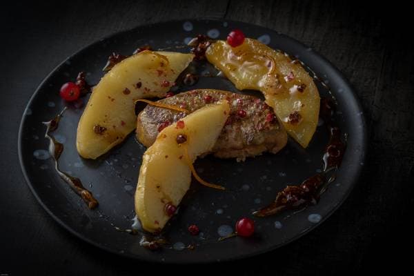 Foie gras poêlé, coing aux trois poivres