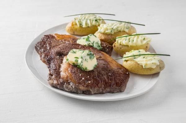 Contre-filet sauté, beurre maître d'hôtel et pommes Arly