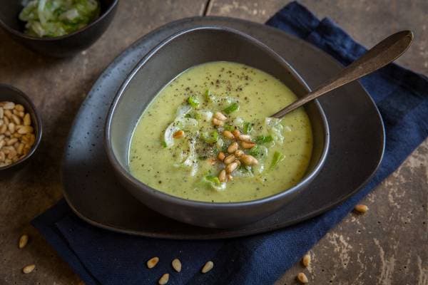 Soupe de courgette grillée et thym Alvalle, pignons de pin torréfiés et fondue d'oignons nouveaux