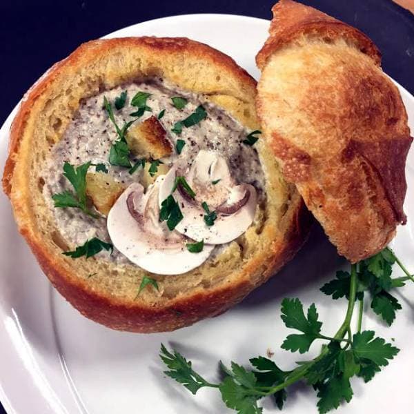 Crème de champignons dans un bol de pain