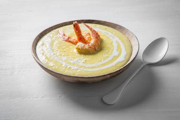 Crème de lentilles corail au lait de coco et gambas