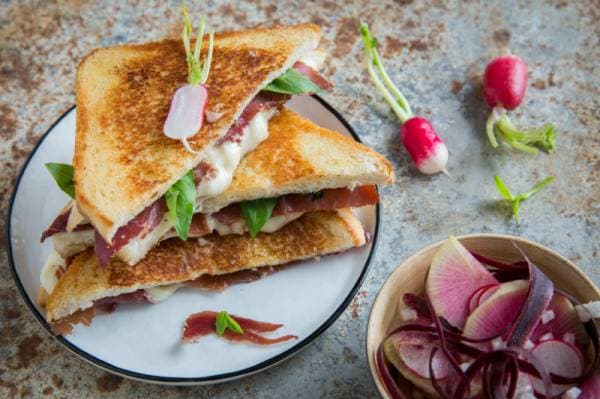 Croque Mozza et bresaola, salade de jeunes pousses et légumes croquant