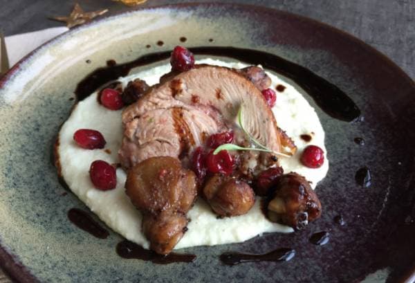 Cuisse de chapon farcie au foie gras et fine purée de panais