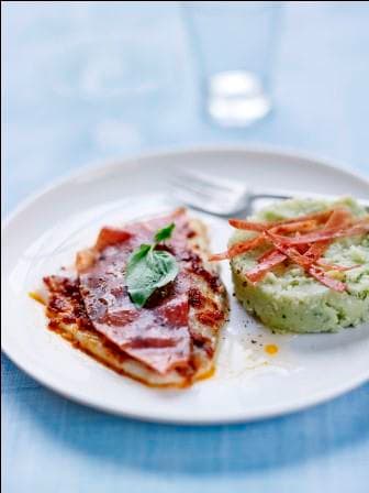 Filet de daurade en écailles de jambon cru, purée de pommes de terre au basilic
