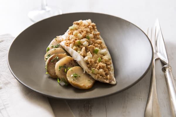 Daurade en crumble de pomme, sauté de topinambours