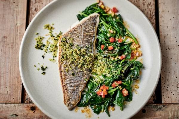Filet de daurade en croûte d'herbes et salade de pousses d'épinards