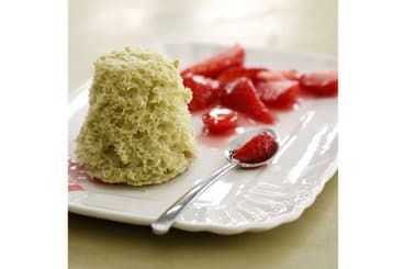 Sponge cake au thé vert, fruits rouges marinés 