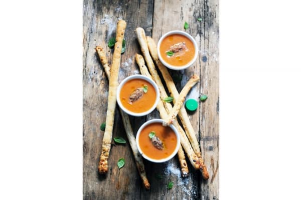 Gressins et soupe froide tomate menthe basilic Alvalle