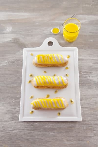 Eclair aux fruits de la passion et à la vanille