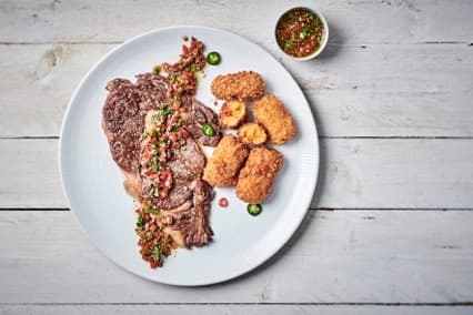 Cœur d’entrecôte grillé façon Asado, croquetas de patates douces, sauce Chimichurri