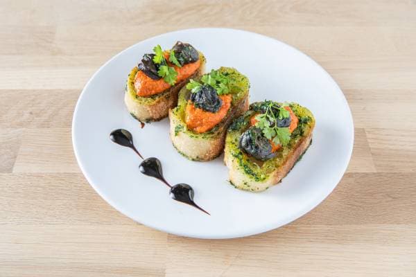 Toasts d'escargots persillés et crème de poivron 