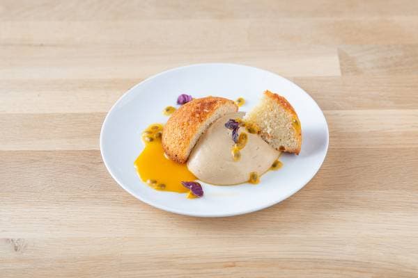 Financier aux amandes, crème café et graines de passion 