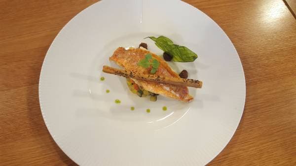 Filet de rouget juste saisi, légumes de provence et purée de tomate confite 