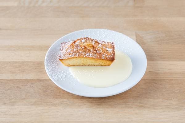 Financier aux amandes, crème anglaise 