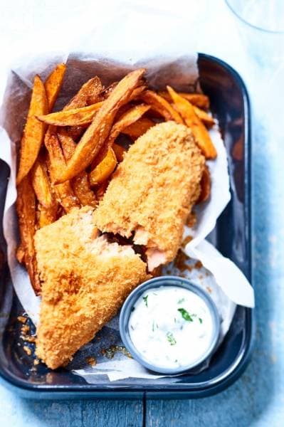 Fish and chips de truite, frites de patates douces aux épices
