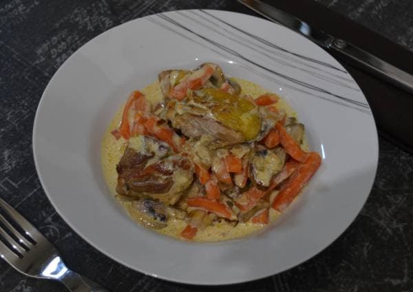 Fricassée de volaille au vin blanc, jardinière de carotte