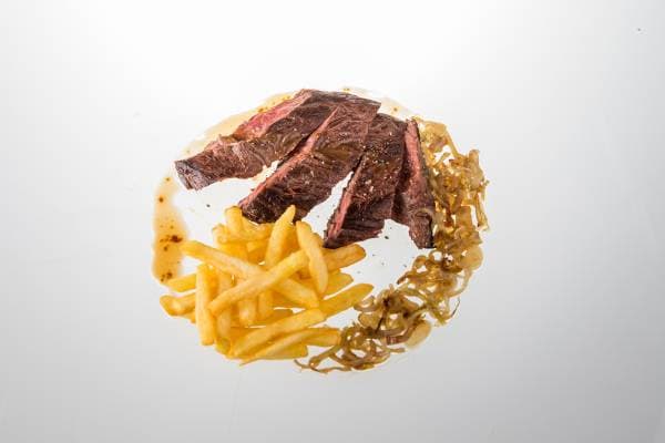 Onglet sauté, sauce au beurre, à l'échalotes et à l'ail