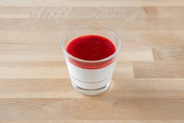 Fromage blanc et coulis aux fruits rouges 
