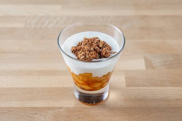 Verrine fromage blanc, poire au gingembre et granola 