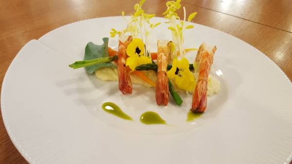 Gambas rôties, purée de panais et minis légumes, huile de basilic