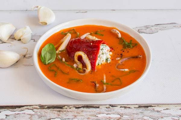 Gazpacho Alvalle, calamars sautés à l'ail et piquillos au fromage frais 