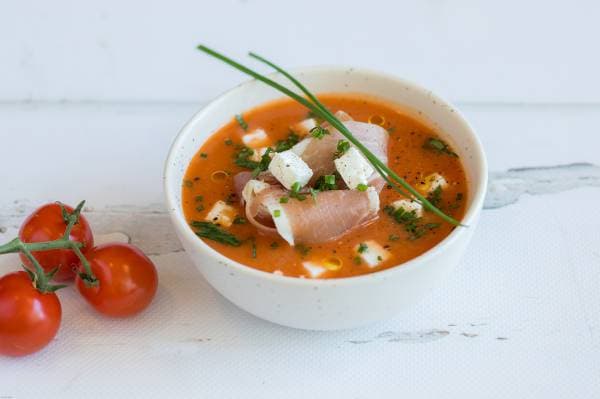 Gazpacho Alvalle aux herbes fraîches, chiffonnade de jambon et cubes de fêta