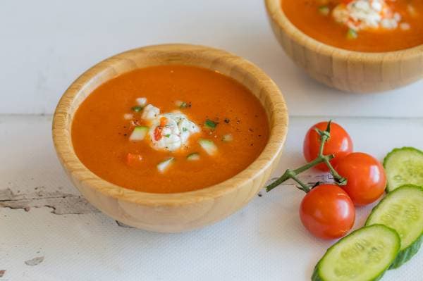 Gazpacho Alvalle, noisette de fromage frais, brunoises de piquillos et concombre