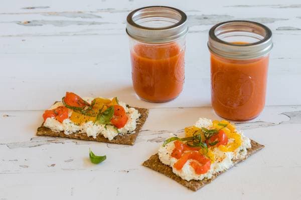 Gazpacho Alvalle et crackers au fromage frais et aux poivrons marinés 
