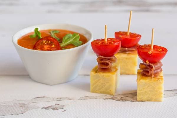 Gazpacho Alvalle, brochette de tortilla, jambon ibérique et tomate cerise