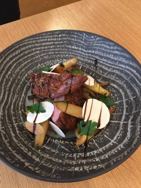 Filet de canette au miel, fricassée d'asperges blanches et pleurotes