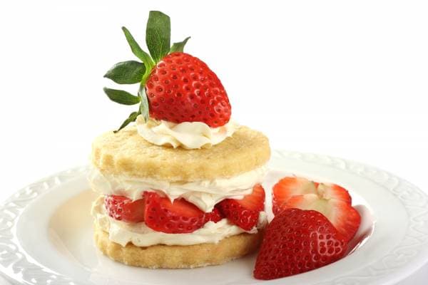 Gros sablé, fraises et crème fouettée
