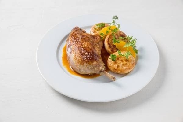 Cuisse de canard à l'orange, palet de navet aux épices, pomme gaufrette