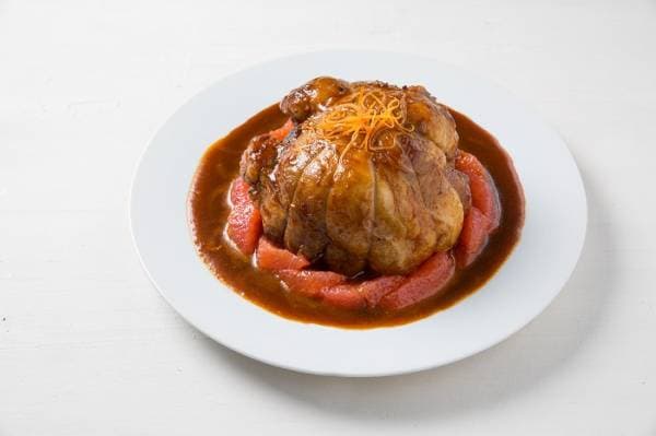 Epaule d'agneau braisée et glacée au pamplemousse, asperges vertes à l'anglaise
