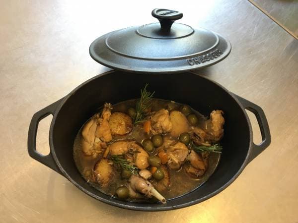 Lapin en cocotte aux olives et aromates, pommes sautées