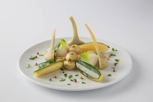 Légumes à la grecque : artichaut, champignon, courgette et petits oignons