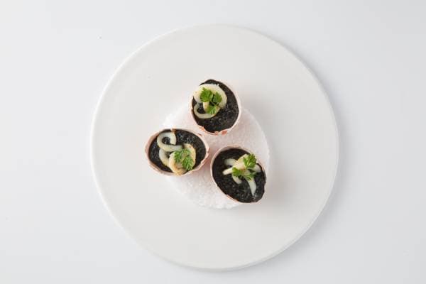 Oeufs brouillés à l'encre, tagliatelles de calamars