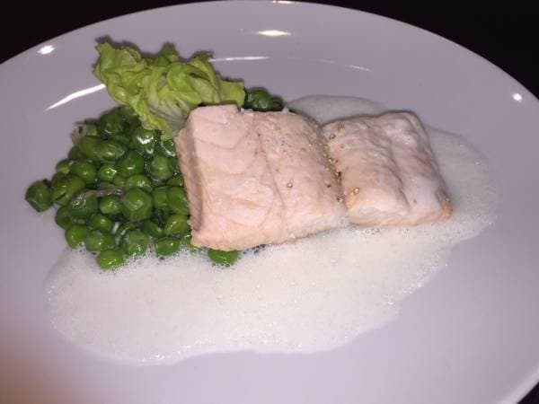 Pavé de saumon poché sauce vin blanc, petits pois à la française