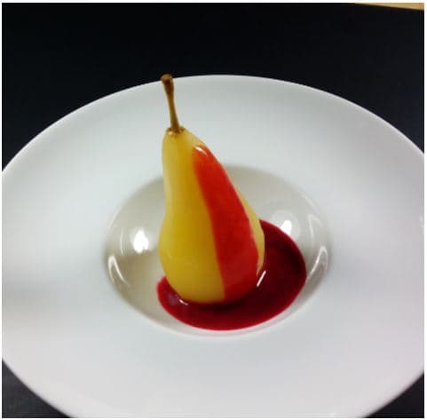 Poire pochée, coulis de fruits rouges