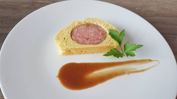 Saucisson en brioche, réduction Porto