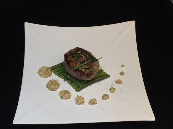 Tournedos de boeuf, béarnaise, haricots verts cuits à l'anglaise