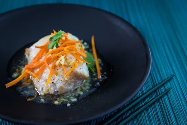Filet de bar poché à la macanaise, carottes en pickles