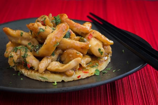 Wok de volaille laquée à la sauce soja, crêpe d’échalote et ail rôti