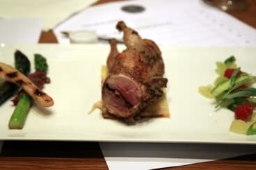 Pigeon farçi, asperges de saison et Riviera acidulée