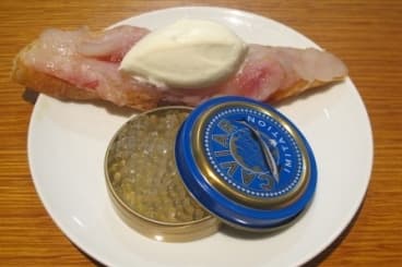 Faux caviar à la fleur d'oranger, émincé de daurade  et crème de wasabi