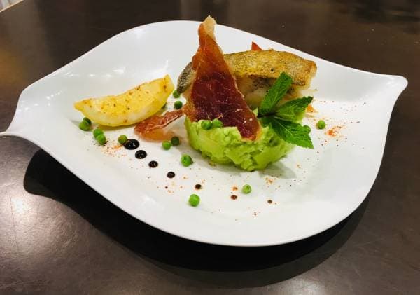 Pavé de cabillaud cuit sur la peau, écrasé de petits pois et croustillant de jambon de Parme