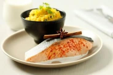 Saumon poché au lait épicé, purée de carottes et cerfeuil