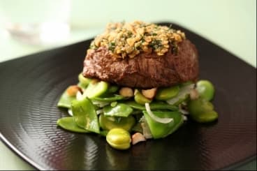Pavé de boeuf en croûte d'avoine et légumes verts aux noisettes