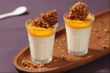Panna Cotta à la vanille, coulis de mangue et crumble d'avoine