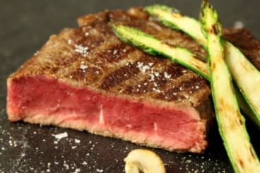 Côte de boeuf grillée, échalote chemisée, asperges vertes et champignons
